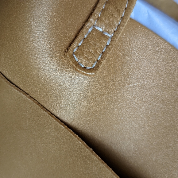 Portland Leather Goods medium classic crossbody - 🦄 Honeycomb leather - Picture 4 of 7